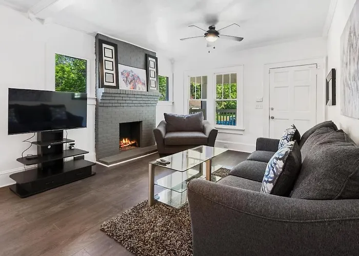 Charming 2 Bedroom Bungalow With Wifi And Ac In Lovely Atlanta